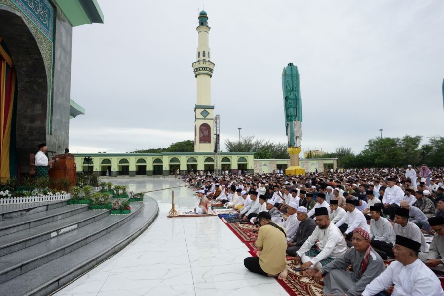 Gubri hingga Warga Tumpah Ruah Rayakan Idulfitri di Masjid Raya Annur
