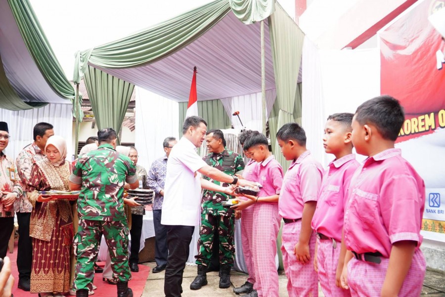 Pj Bupati Dampingi Danrem 031/WB Hadiri Program Makan Siang Gratis di  Kampar