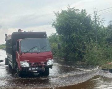 Banjir Kembali Rendam Pemukiman Warga dan Jalan Lintas di Langgam