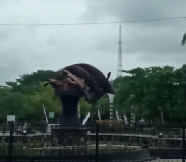 DLHK Pekanbaru Gesa Perbaikan  Perbaikan Tugu Selais Tiga Sepadan