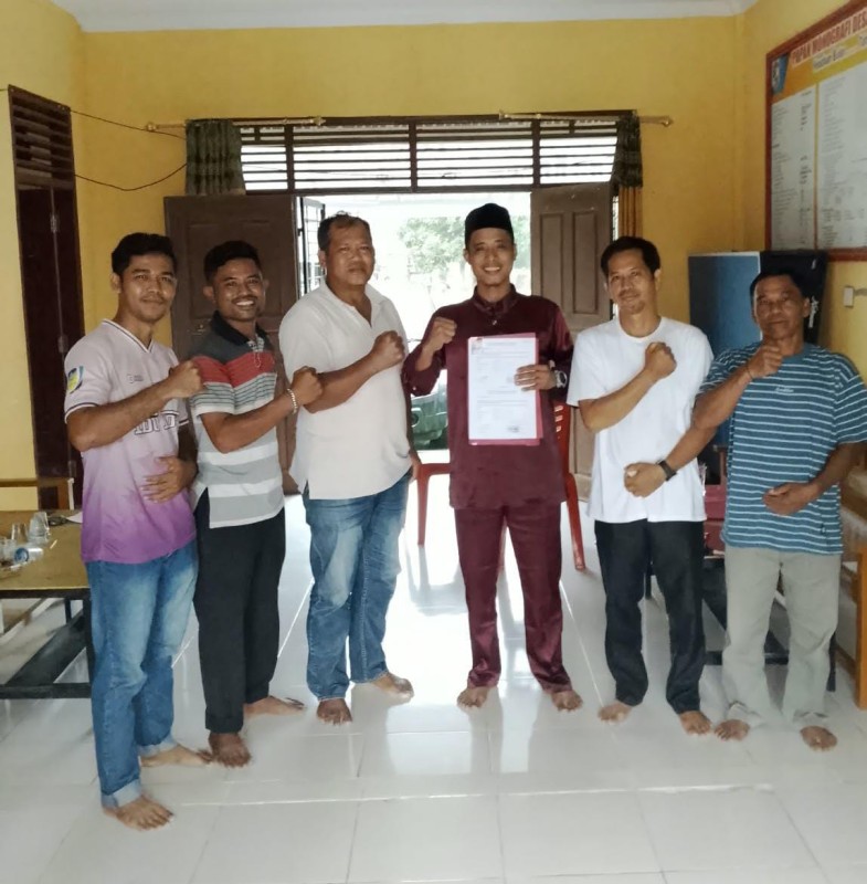 Diguyur Hujan, Juhendri Tetap Antar Berkas Pencalonan Kades Sungai Ara