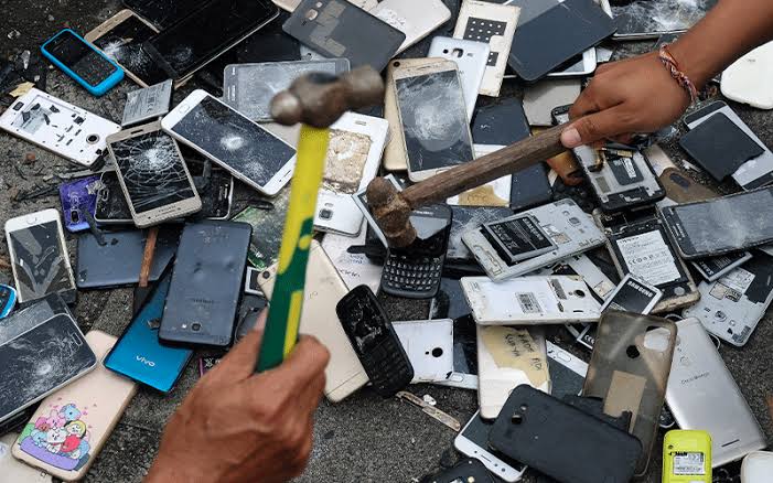 Kanwil Kemenkumham Riau Musnahkan  717  Unit Handphone Sitaan