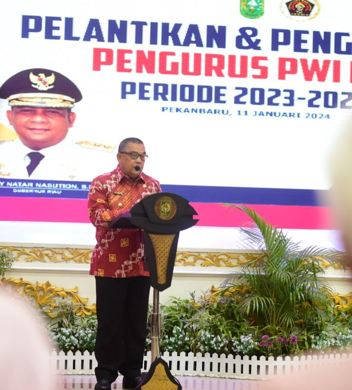 Lantik Pengurus PWI Riau Periode 2023-2028, Gubri Edy Ajak Wartawan Bangun Riau