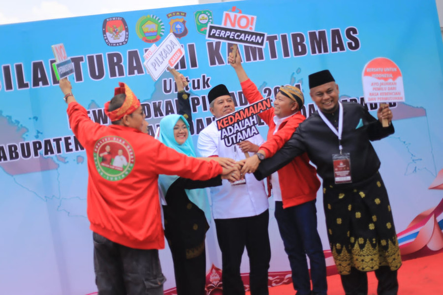 Tunjukkan Suasana Damai, Afni - Syamsurizal Sambut Hangat Paslon Lain di KPU