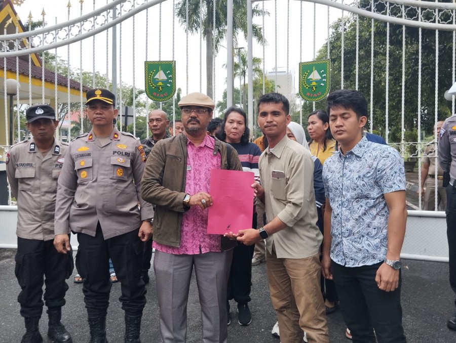 Massa Ampun Unjuk Rasa Soroti Izin Usaha Cafe Savendoors di Pekanbaru