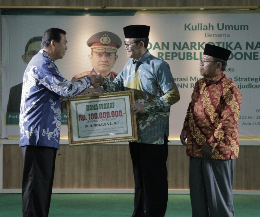 Eks Wako Pekanbaru Serahkan Wakaf  untuk Bangun GTC UMRI