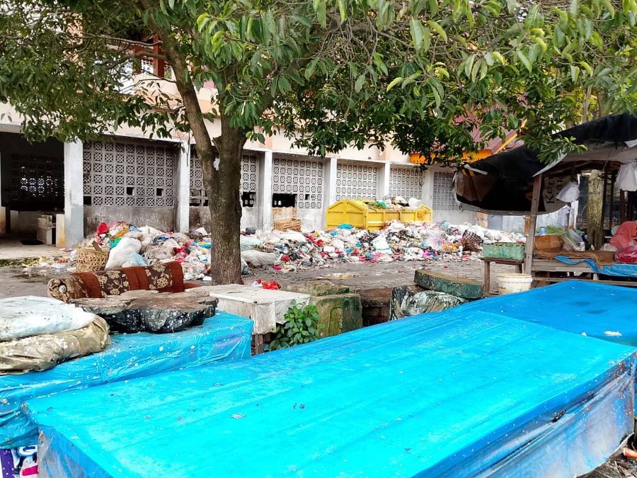 Pedagang Pasar Kodim: Tak Tahan Kami Hirup Bau Busuk  Sampah Tiap Hari