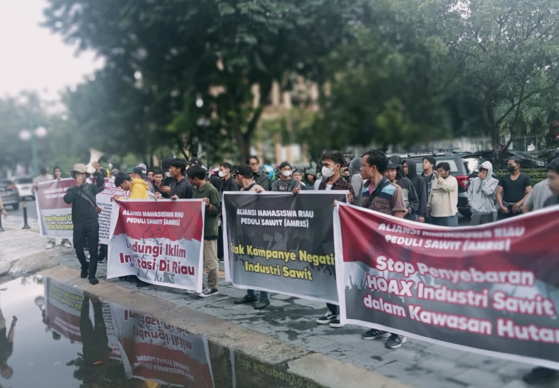 Orasi Ratusan Mahasiswa di Kejati :  Tolak Kampanye Negatif Industri Sawit