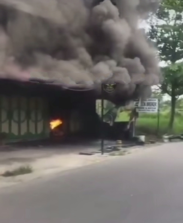 Bengkel Las Terbakar, Seorang Pekerja Alami Luka Bakar