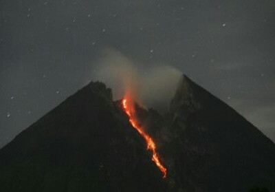 Gunung Merapi Keluarkan Guguran Lava Meluncur ke Arah Kali Gendol