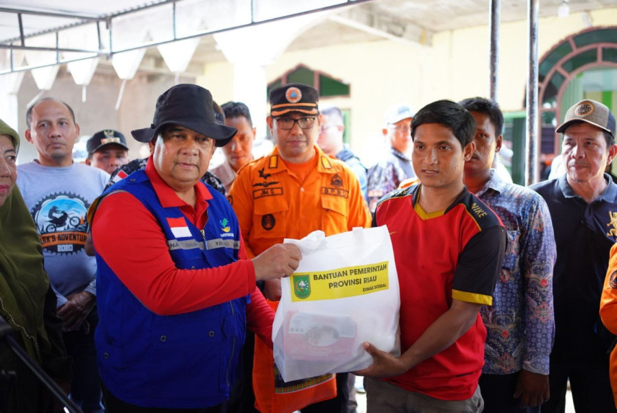 Gubri Edy Natar Gerak Cepat Tinjau dan Beri Bantuan Korban Banjir di Rohul