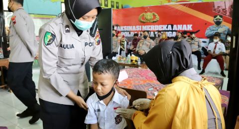 Jokowi Larang Sekolah Minta Orangtua Teken Surat Tanggung Risiko Pasca-vaksin Anak
