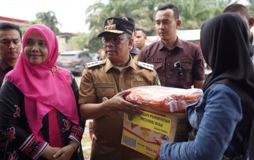 Pj Gubri Serahkan Bantuan 2,5 Ton Beras pada Korban Banjir di Kemuning Inhil