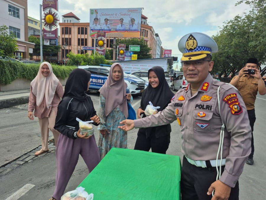 Ditlantas Polda Riau Ajak Masyarakat Tertib Berlalu Lintas dengan Berbagi Takjil