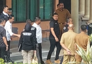 Kasus SPPD Fiktif Jalan Terus, Tim Penyidik Geledah Sekretariat DPRD Riau