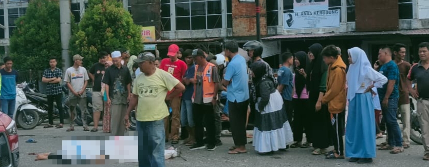 Seorang  Pemotor Perempuan Tewas Dilindas Truk di Air Tiris