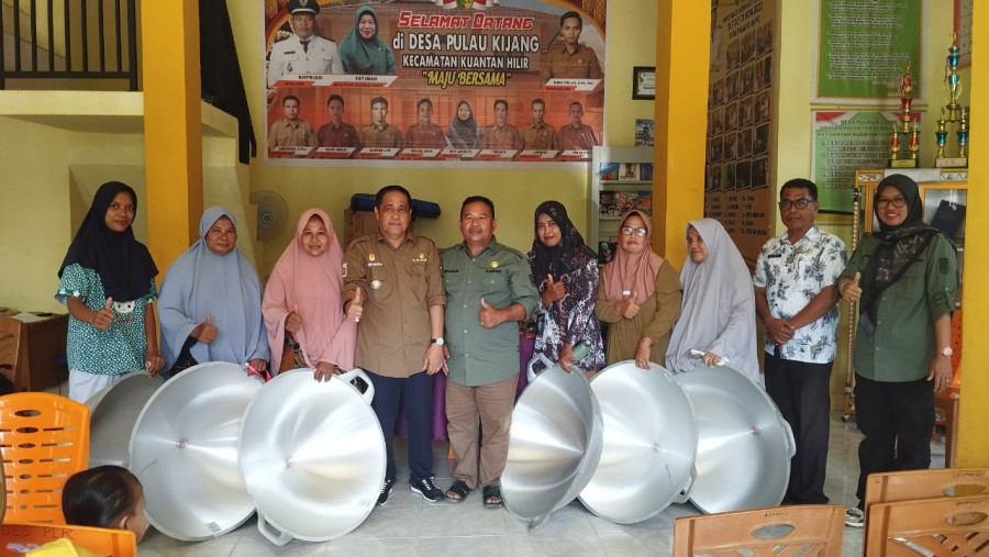Pemdes Pulau Kijang Realisasikan Bantuan Wajan untuk 15 UMKM