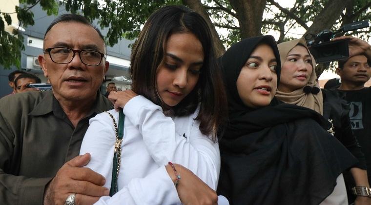 Usai Jalani Pemeriksaan, Vanessa Angel Pamit ke Polda Jatim