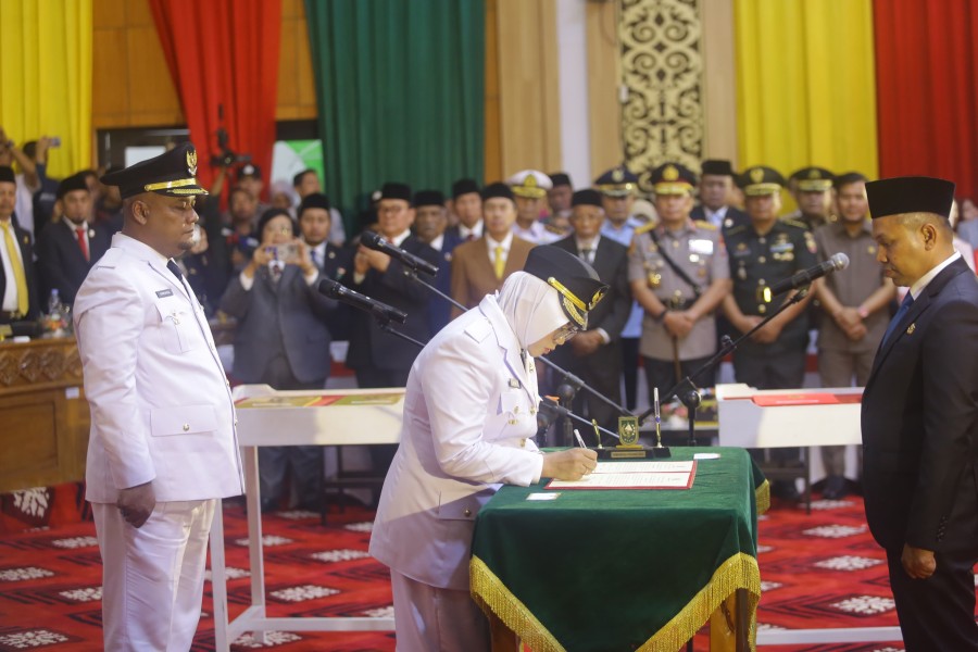 Gubri Abdul Wahid Kukuhkan Dr.Afni Z dan Syamsurizal Sebagai Pemimpin Baru Siak