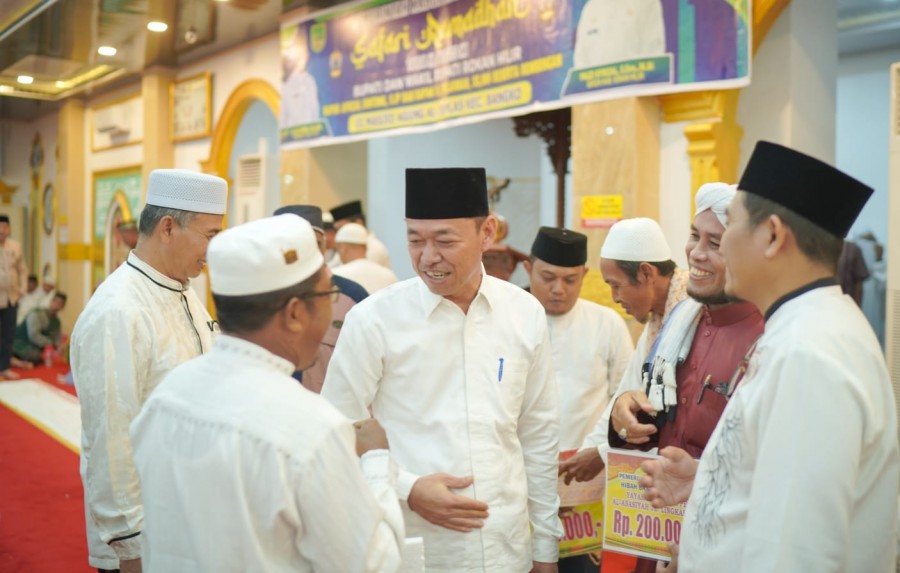Safari Ramadhan di Bagansiapiapi, Bupati Rohil Serahkan untuk 25 Masjid