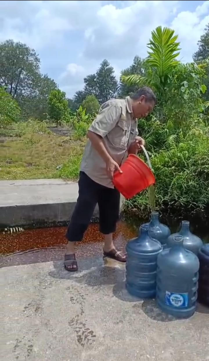 PDAM Stop Produksi, Warga Bengkalis Mandi Air Parit