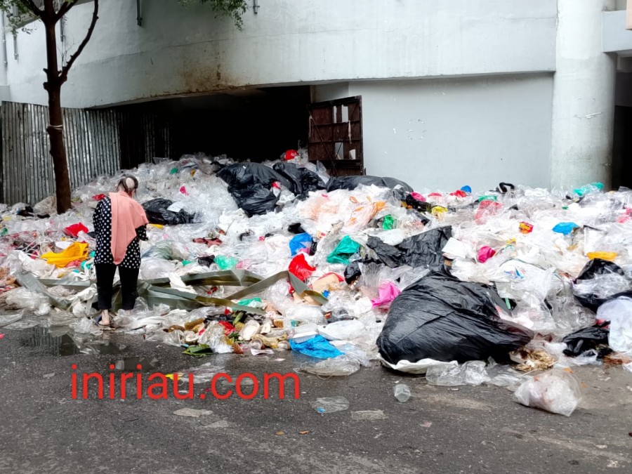 Pedagang Pasar Sukaramai Mengeluh: Sampah Berulat dan Busuk Tak Diangkut