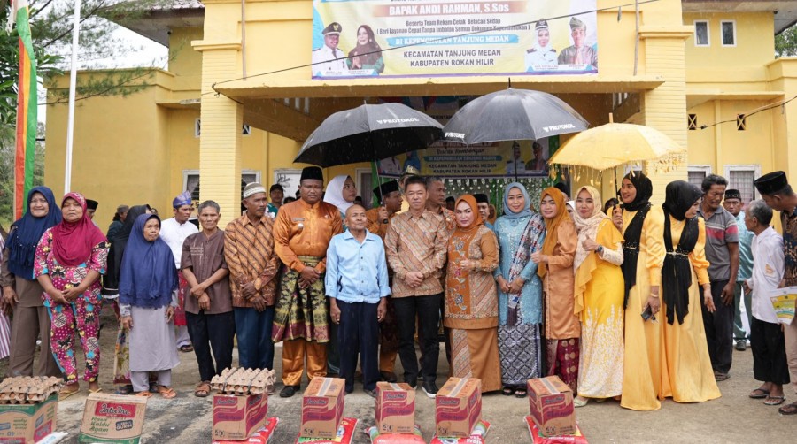 Bupati Rohil Tinjau Perekaman e-KTP di Tanjung Medan