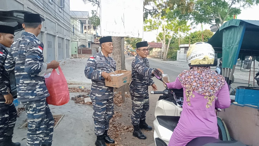 Masyarakat Antri Dapatkan Takjil Gratis dari TNI AL Posal Selatpanjang