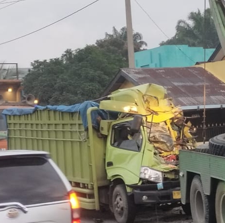 Hino vs Kargo Adu Kambing di Kuansing, 1 Penumpang Truk Tewas