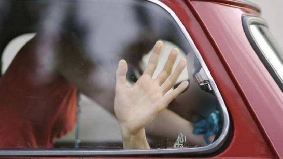 Pasangan Muda Digerebek Warga dalam Fuso Bergoyang di Kuansing