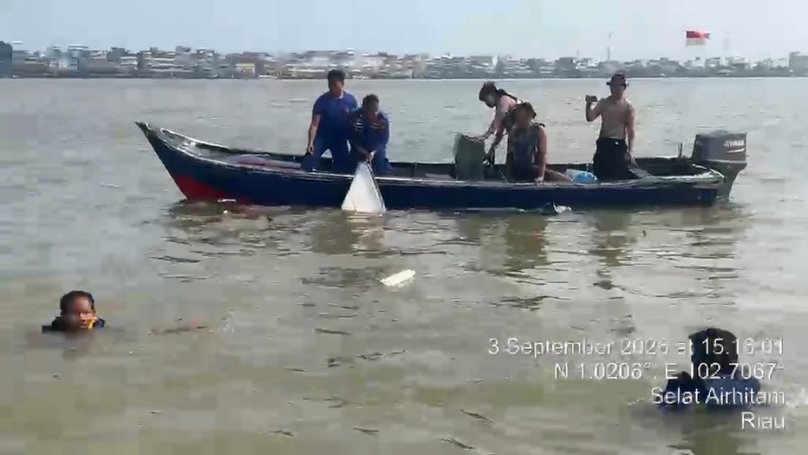 Kapal Terbalik usai Tabrakan di Selat Air Hitam Meranti