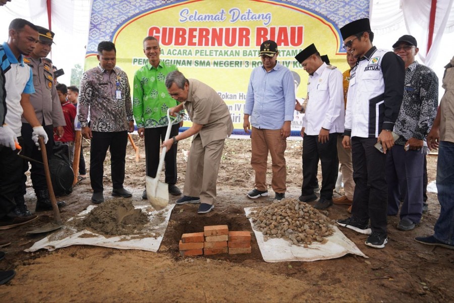 Pembangunan Gedung SMAN 3 Rokan IV Koto Dimulai, Gubri Letakkan Batu Pertama