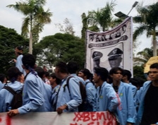 Unjuk Rasa Mahasiswa Unri Bentangkan Baleho Syamsuar dan Edy, Wanted