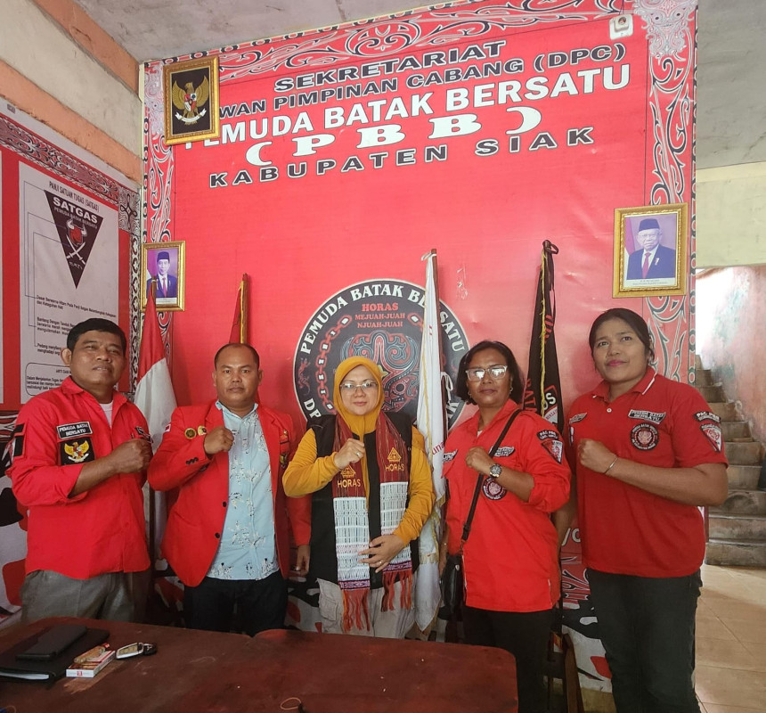 Pemuda Batak Bersatu Kalungkan Ulos pada Afni dan Didoakan Jadi Siak 1