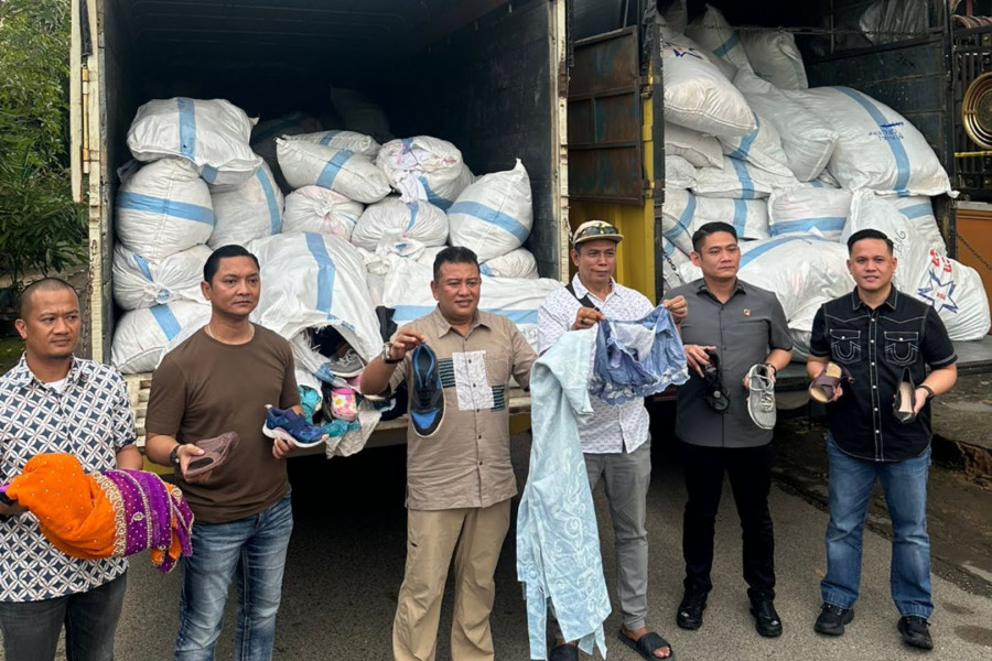 Polda Riau Sita Ratusan Karung Barang Bekas Impor Ilegal