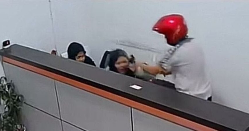 Pria Beratribut Polisi Rampok BRI Link di Pangkalan Kerinci