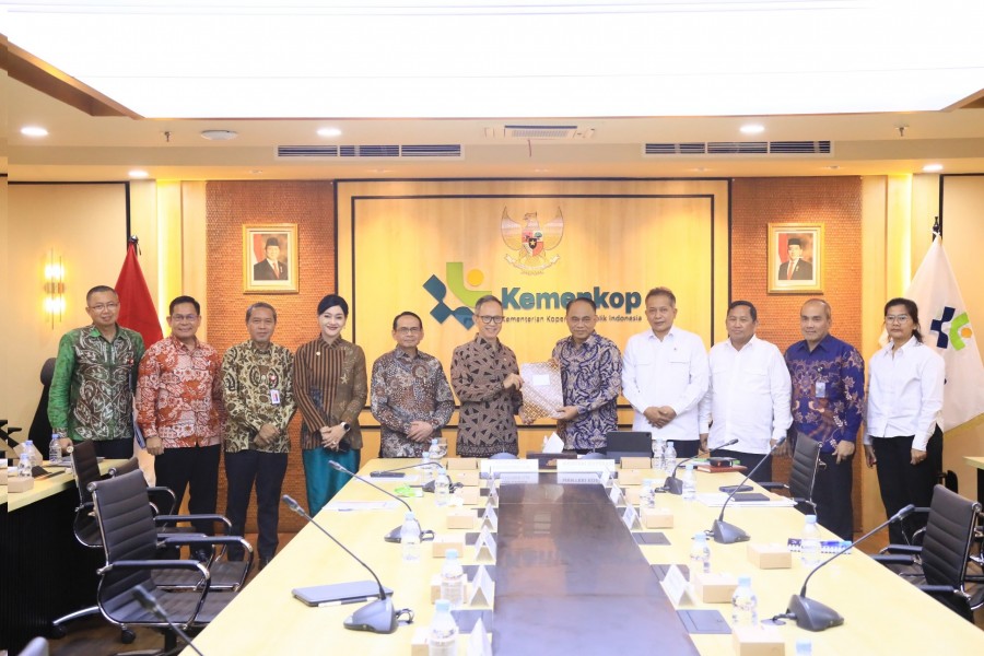 Jalankan Kegiatan Sektor Jasa Keuangan, Kemenkop RI Serahkan Daftar Koperasi ke OJK