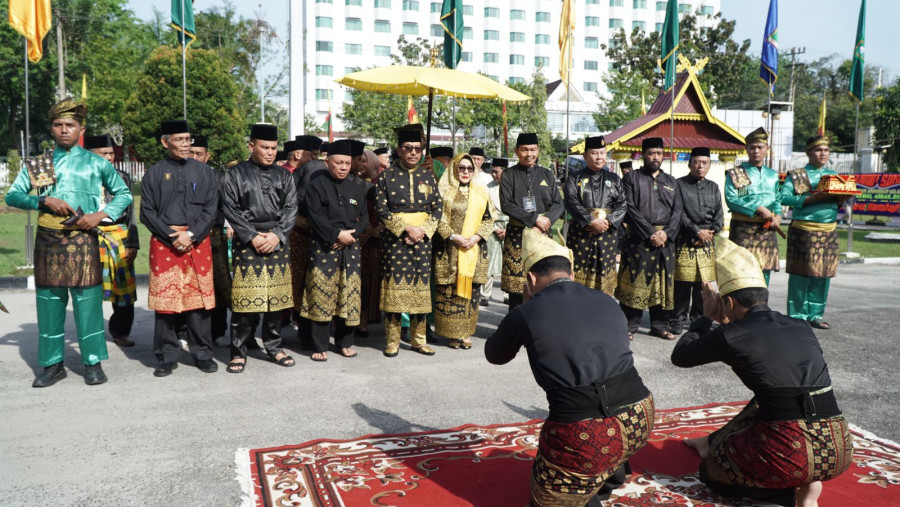 Kajati Riau  Akmal Abbas Resmi Bergelar Datuk Seri Lela Setia Junjungan Negeri