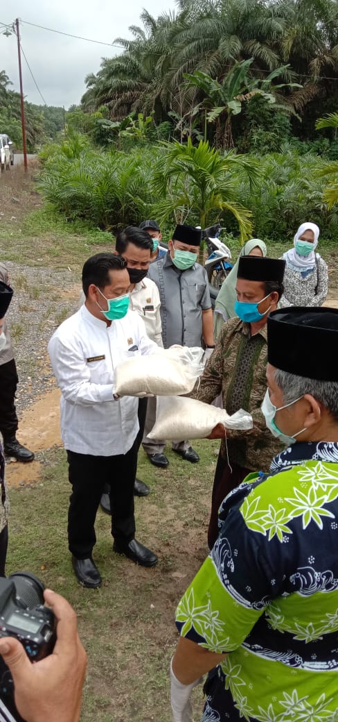 Pemkab Pelalawan Serahkan Bantuan Beras Pada 134 ODP Corona Di Kecamatan Pangkalan Lesung