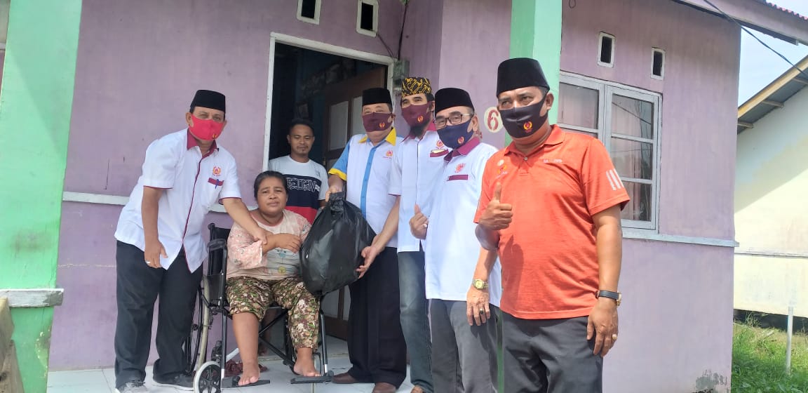 Koni Rohil Bagikan 330 Paket Sembako di Bangko