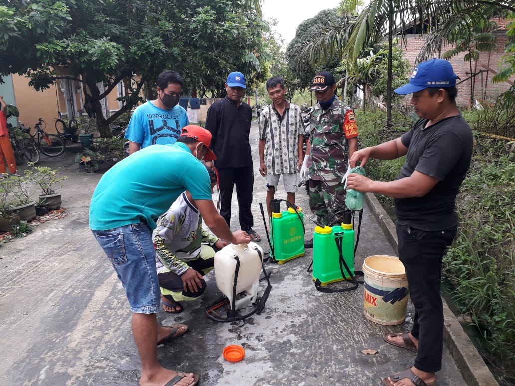 Minggu, Babinsa Lembah Sari  Semprot Rumah Warga Jl.Lingkar Danau Buatan Dengan Disinfektan