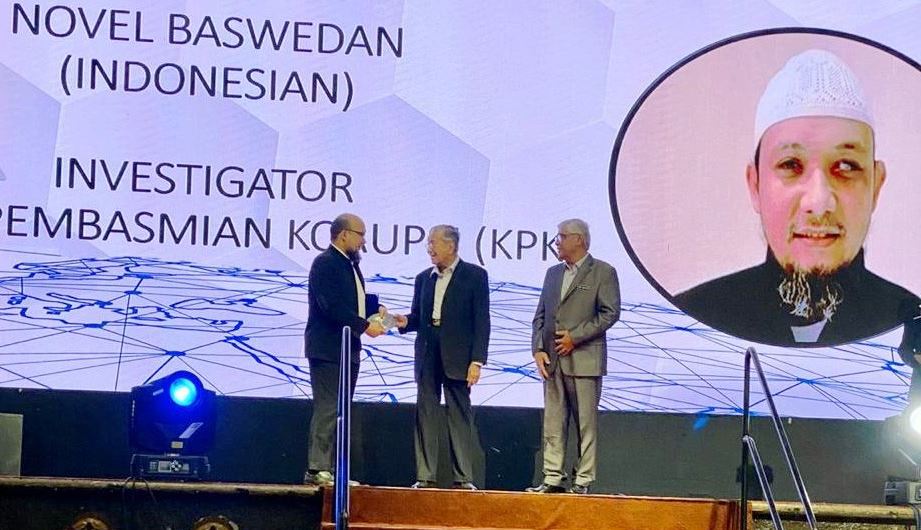 PIACCF Anugrahi Penghargaan Antikorupsi Untuk Novel Baswedan 