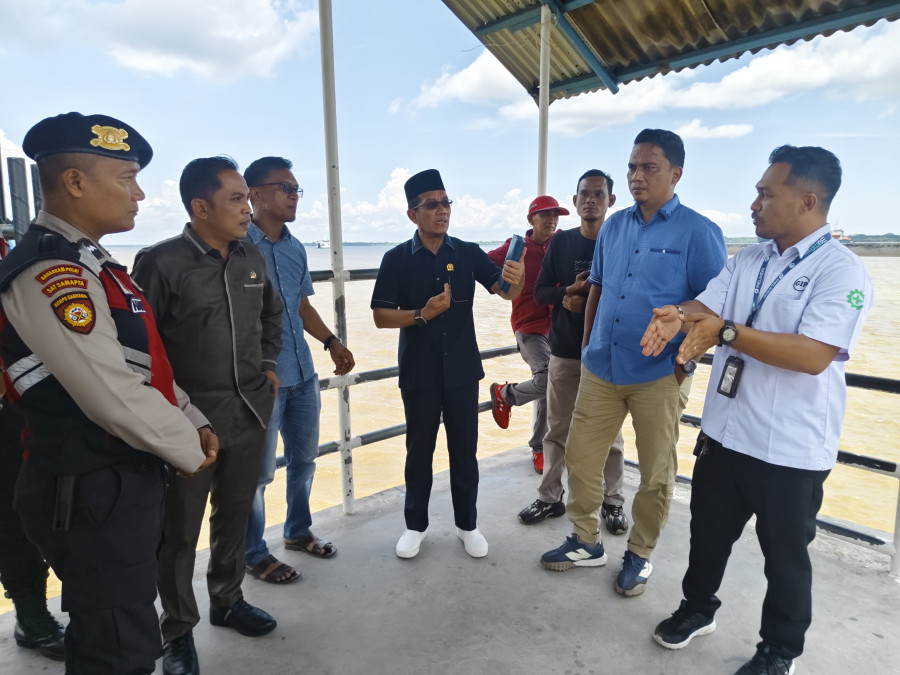 Kunker ke Pelabuhan Tanjung Harapan, Ketua DPRD Meranti Kecewa Lamanya Antrian Kapal