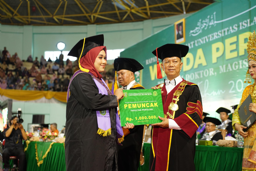 UIR  Wisuda 2.577 Lulusan Pasca Raih Akreditasi Unggul