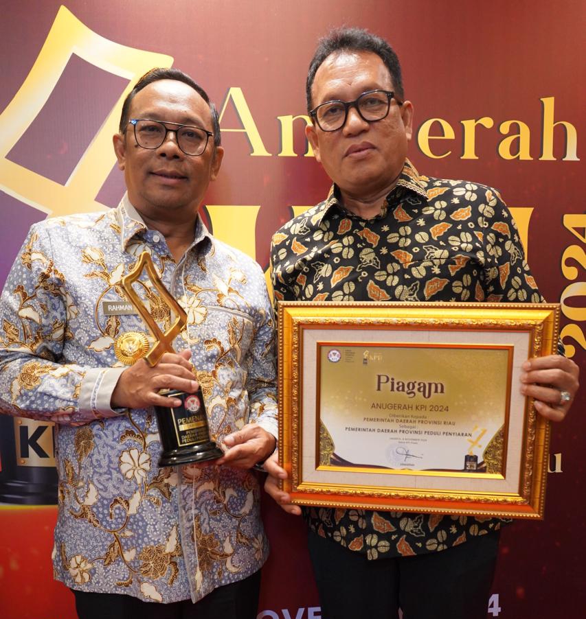 Pj Gubri Terima Penghargaan KPI Kategori Pemerintah Peduli Penyiaran