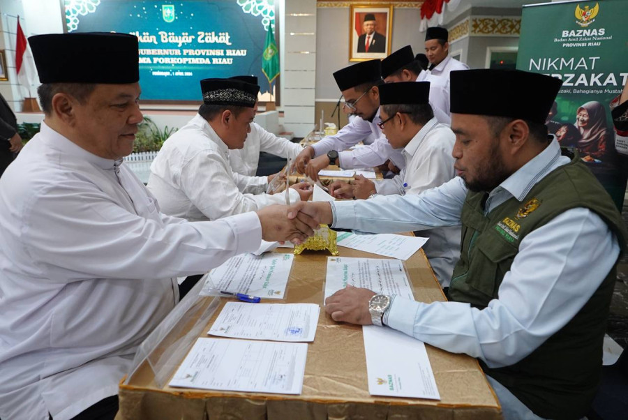 Pj Gubri SF Hariyanto Serahkan Zakat ke Baznas Riau