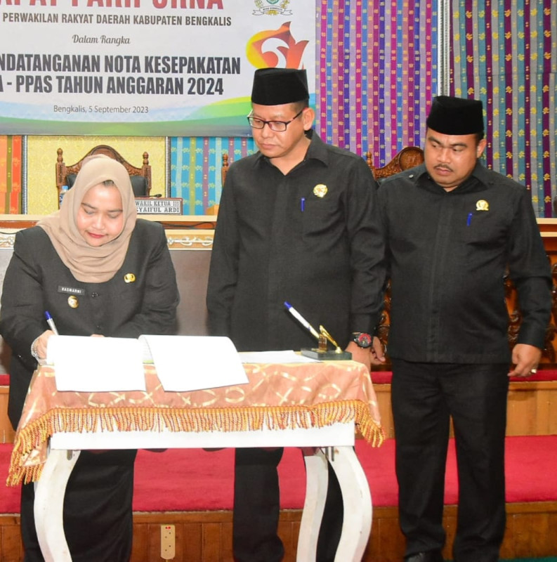 Bupati Kasmarni dan Wakil Ketua DPRD Teken Nota Kesepakatan KUA PPAS 2024