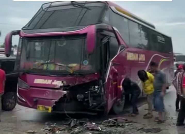Triton Nyelonong ke Jalur Lawan dan Tabrak Bus Medan Jaya di Siak II