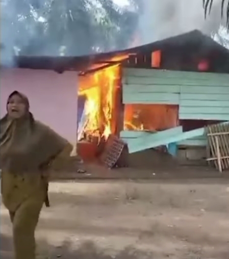 Viral Emak-Emak di Rohul Ngamuk, Bakar Warung Remang-remang