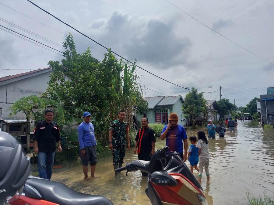 Rendam Dua Dusun, Babinsa Tinjau  Banjir di Kecamatan Tambang